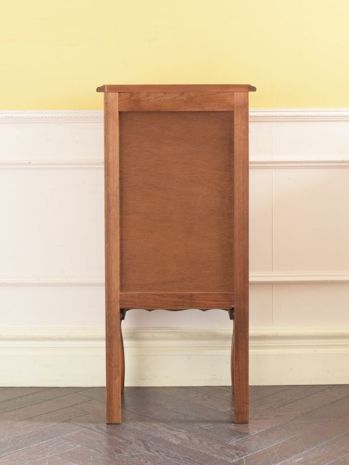 サイドチェストの後ろ姿