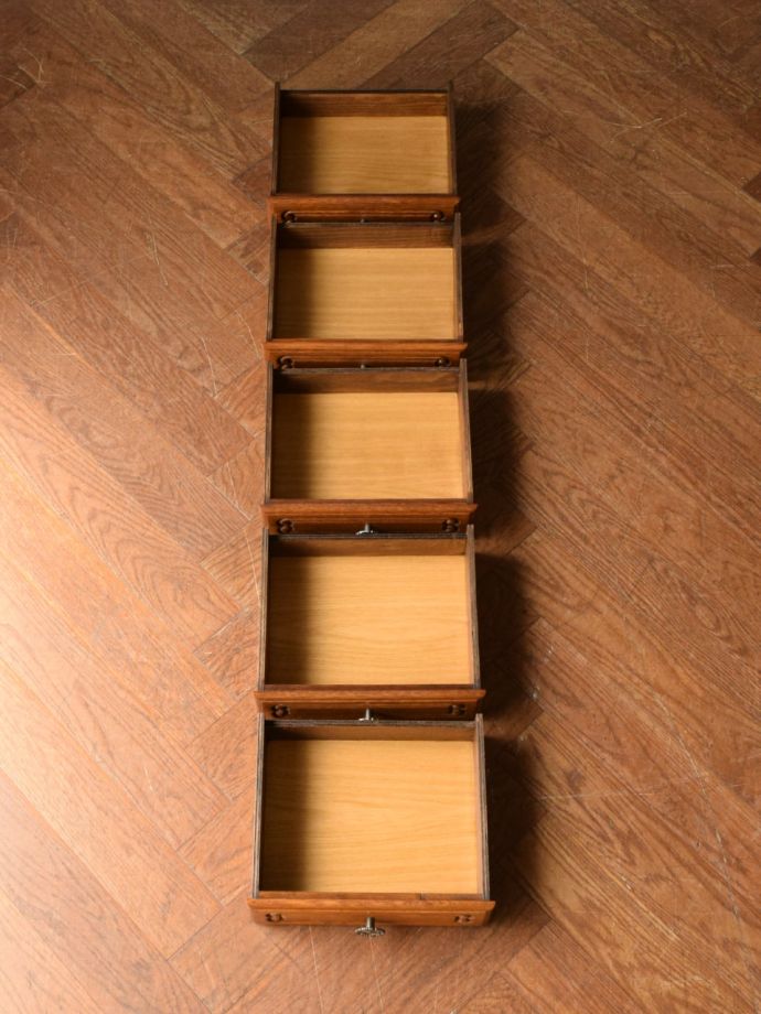 チェストの引き出しの中