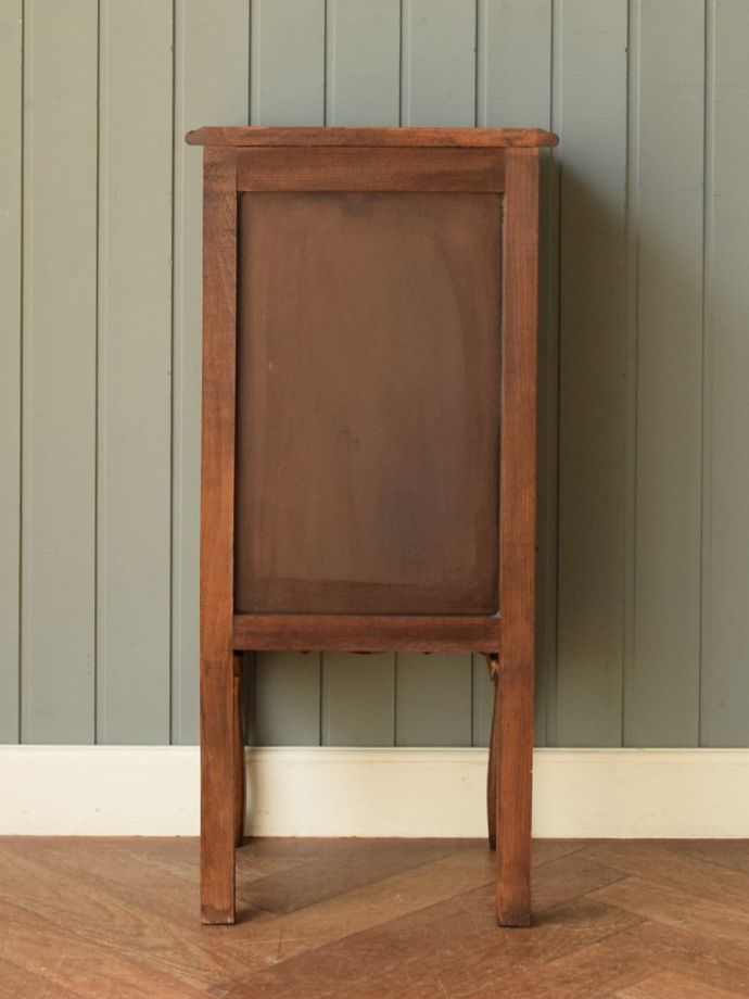 サイドチェストの後ろ姿