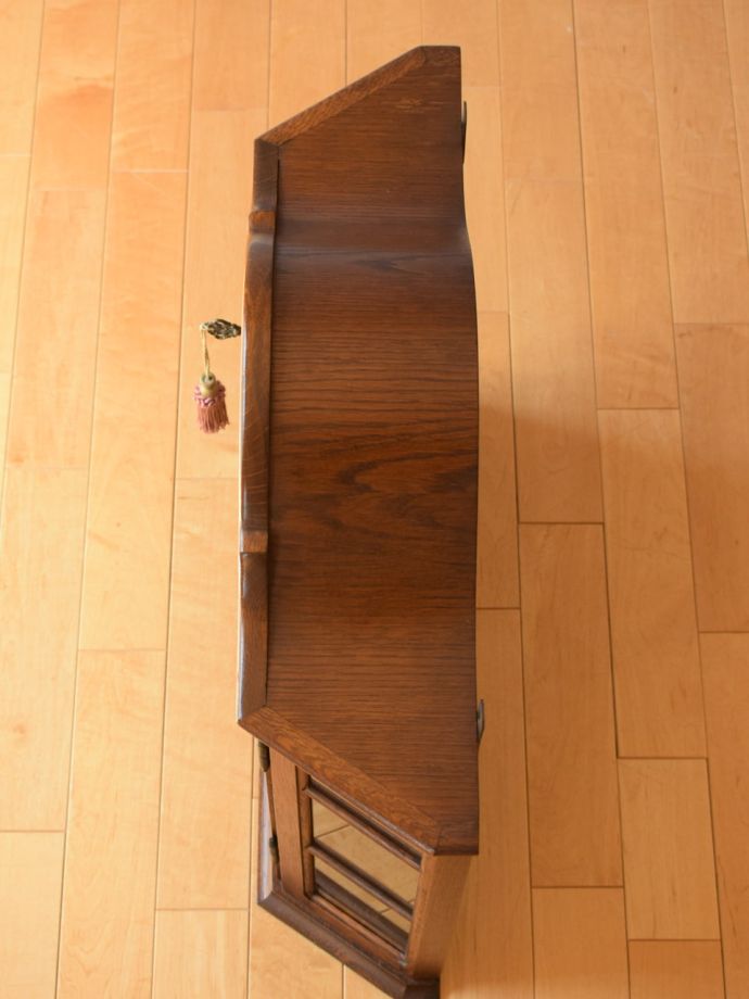 アンティークのキャビネットの天板