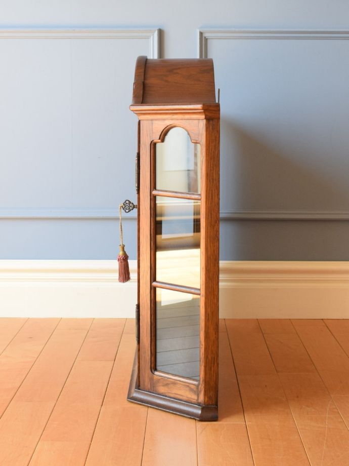 フランスから届いた小さなアンティーク家具、おしゃれな鍵付きの