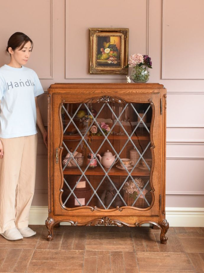 英国アンティークのガラスキャビネット