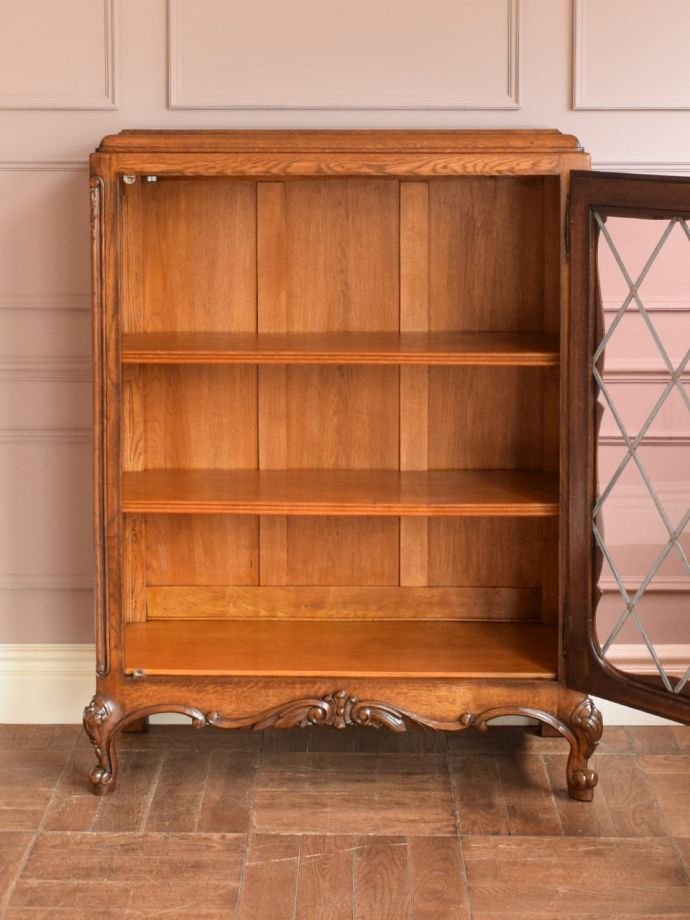 キャビネットの扉の中