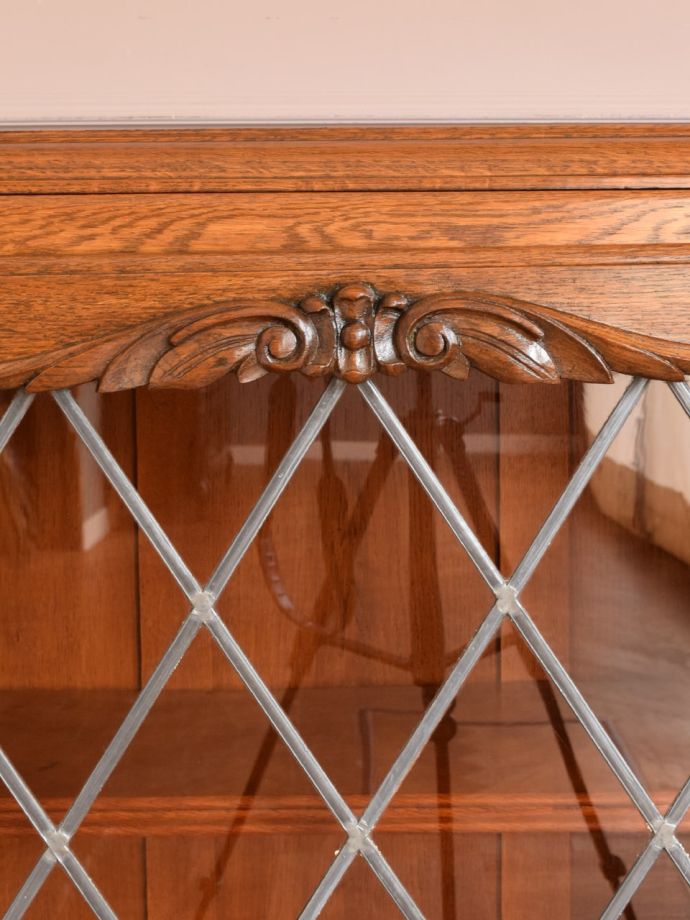 英国アンティーク家具らしい装飾