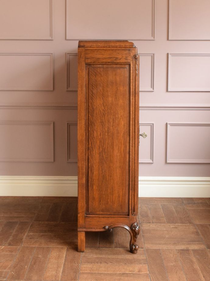 アンティークキャビネットの側面