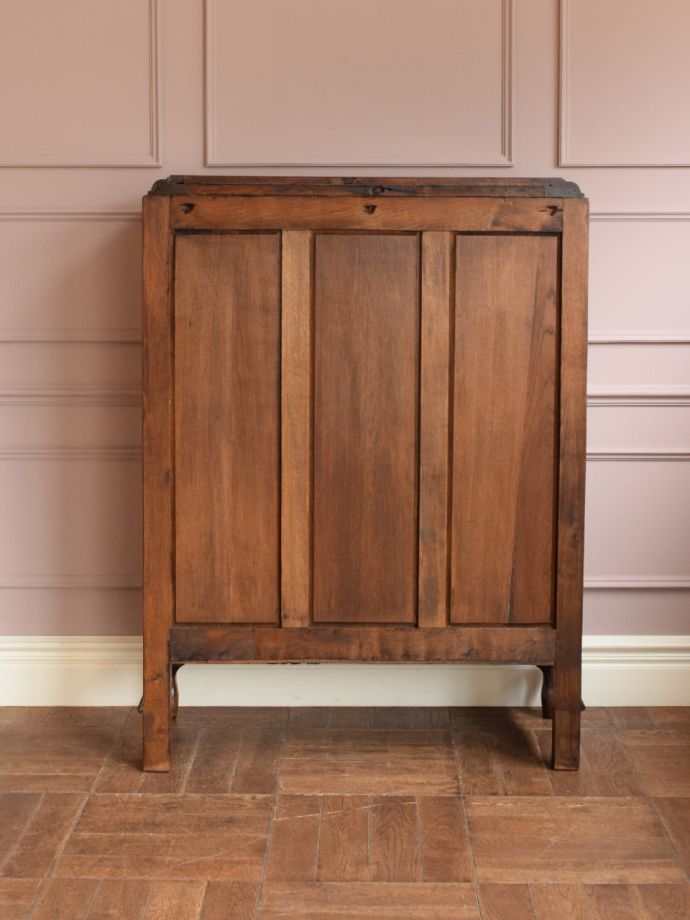 キャビネットの後ろ姿