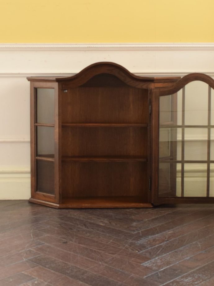 アンティークのキャビネットの扉の中