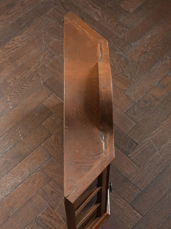 アンティークのキャビネットの天板