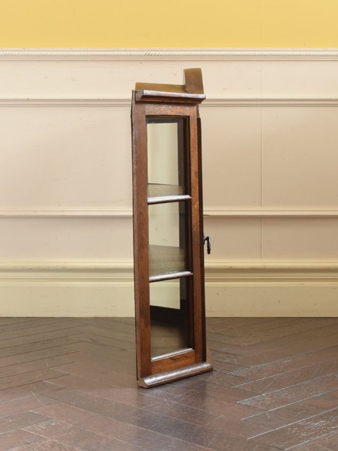 アンティークキャビネットの側面