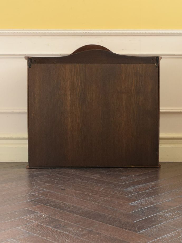 キャビネットの後ろ姿