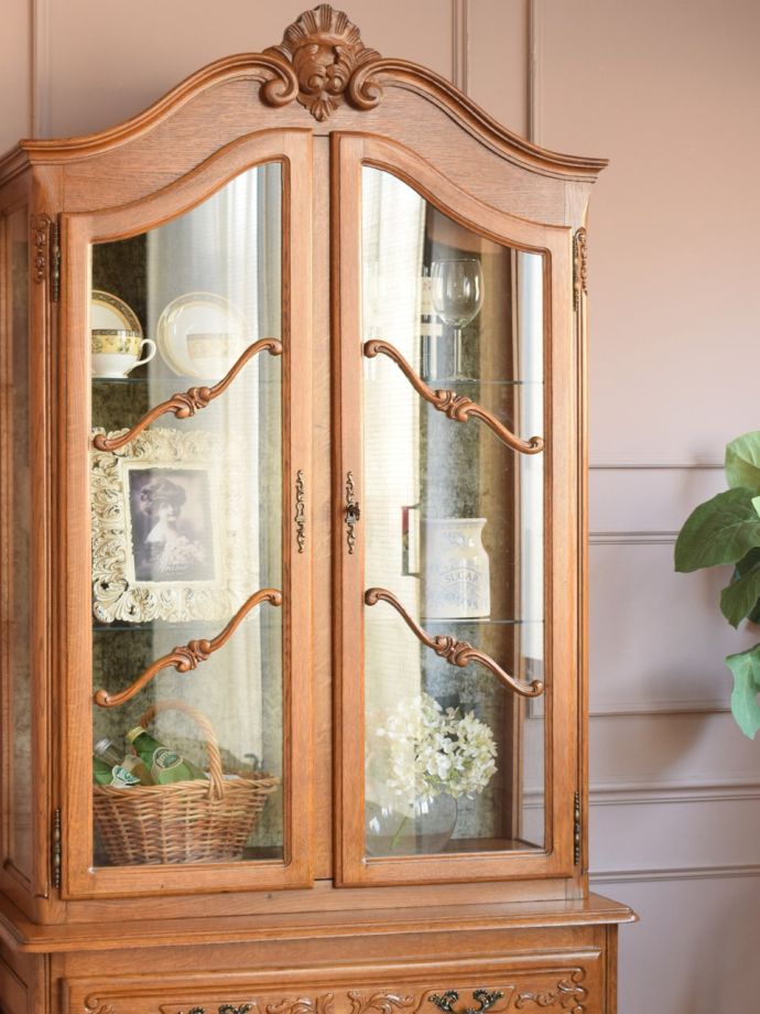 アンティーク家具らしさが漂うキャビネット