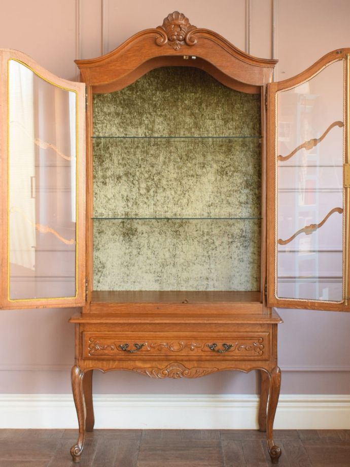 アンティークキャビネットの扉の中