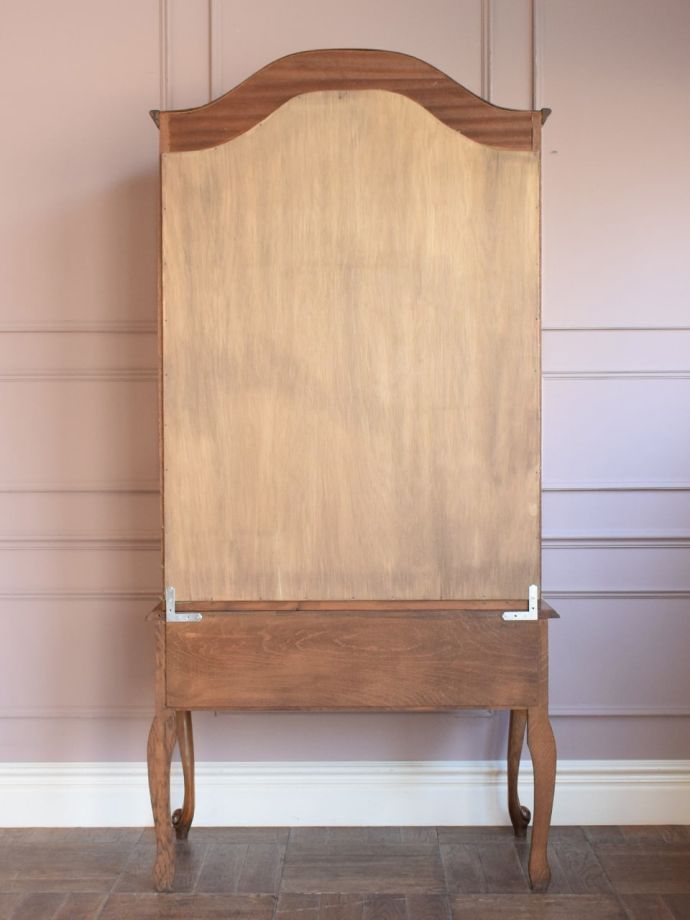 キャビネットの後ろ姿