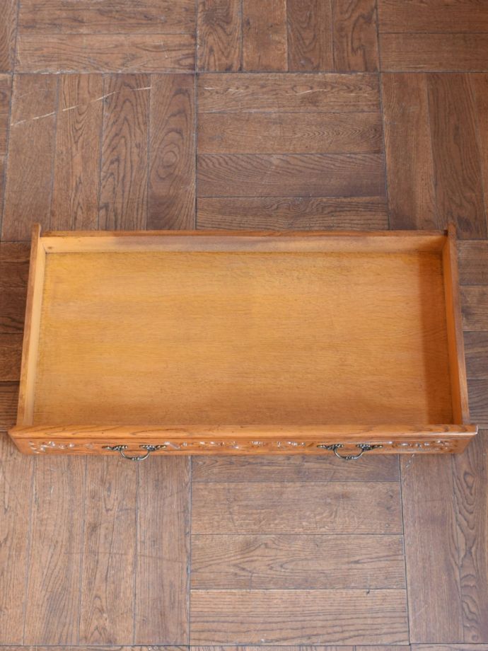 キャビネットの引き出しの中