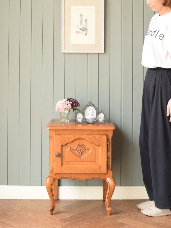 フランスの優雅なサイドキャビネット