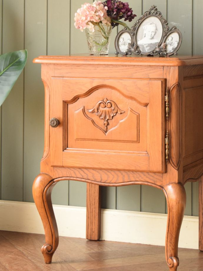 フランスのアンティークらしい美しい彫