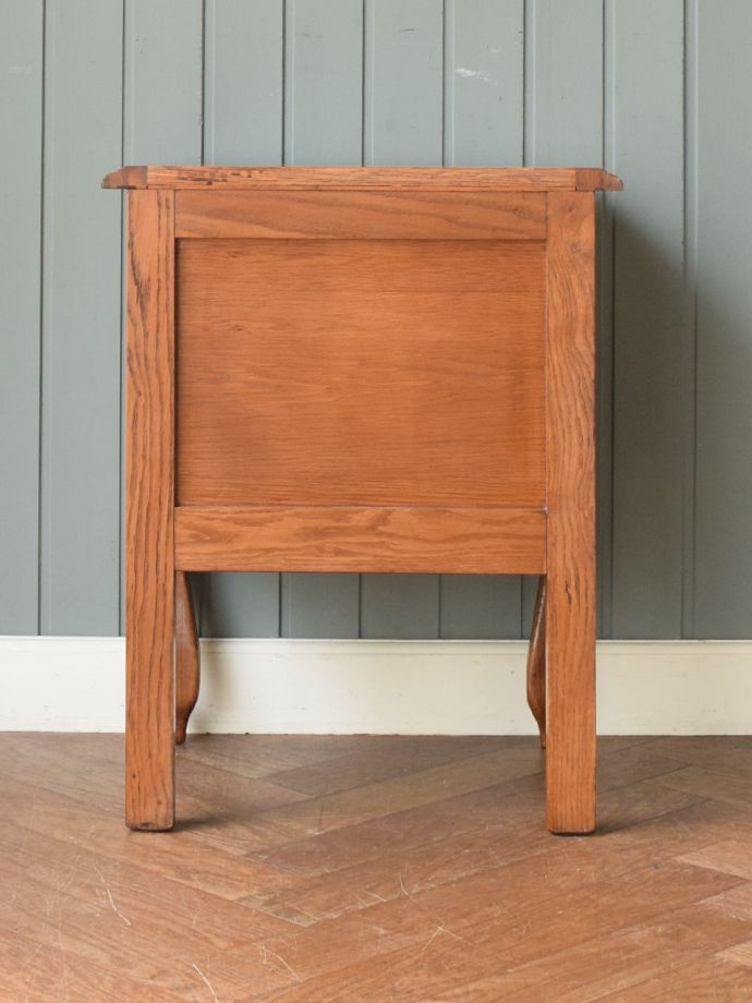 サイドキャビネットの後ろ姿