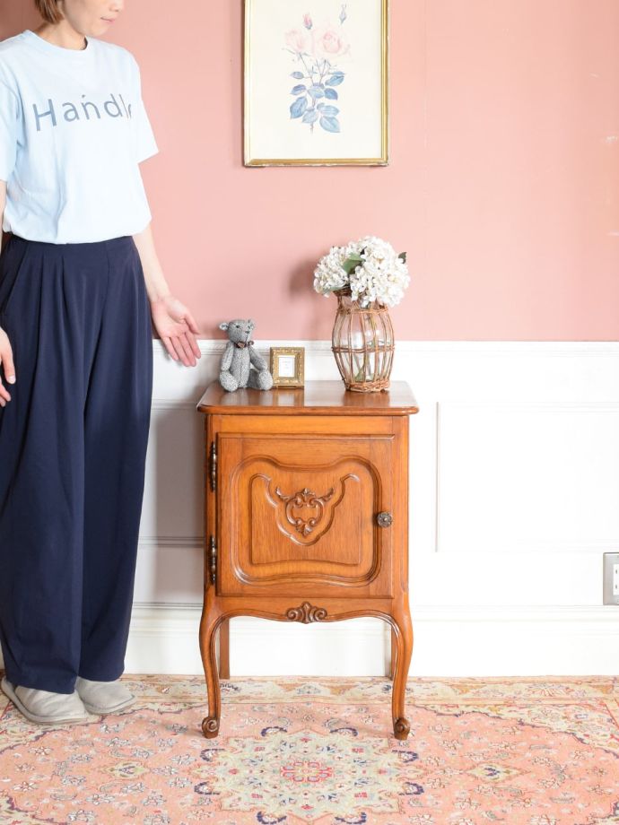 フランスの優雅なサイドキャビネット