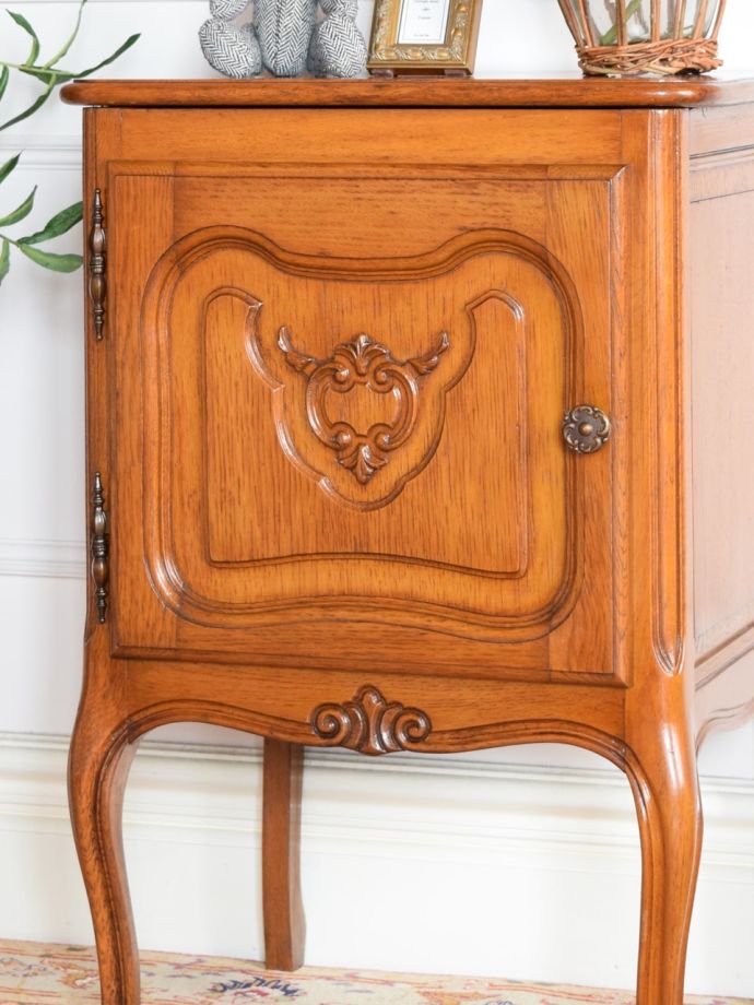 フランスのアンティークらしい美しい彫