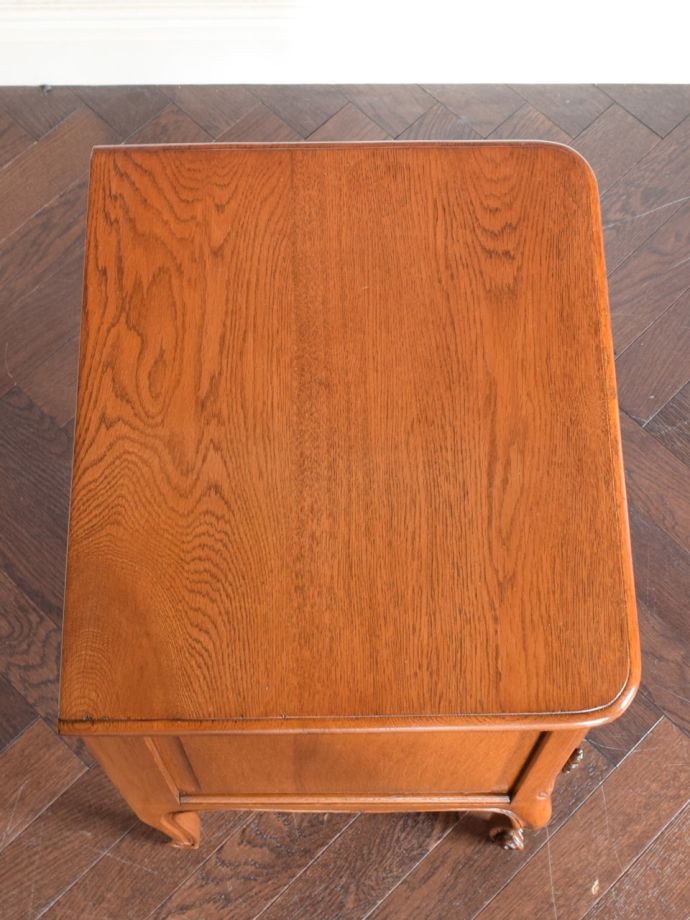 アンティークのサイドキャビネットの天板