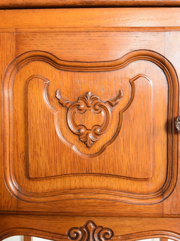 サイドキャビネットの装飾