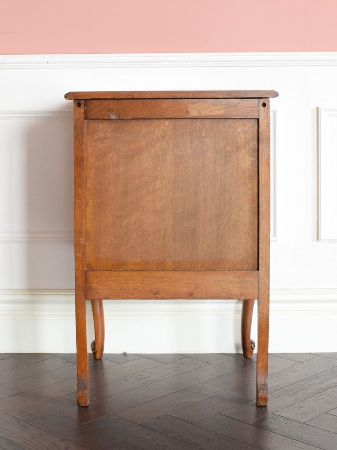 サイドキャビネットの後ろ姿