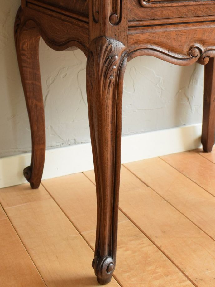 アンティーク家具の装飾