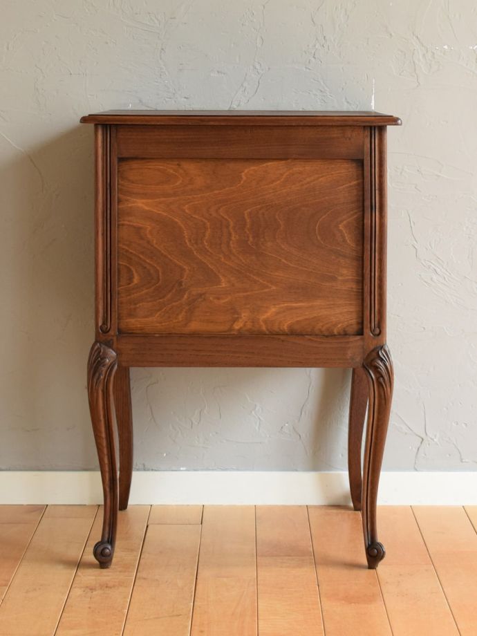 サイドチェストの後ろ姿