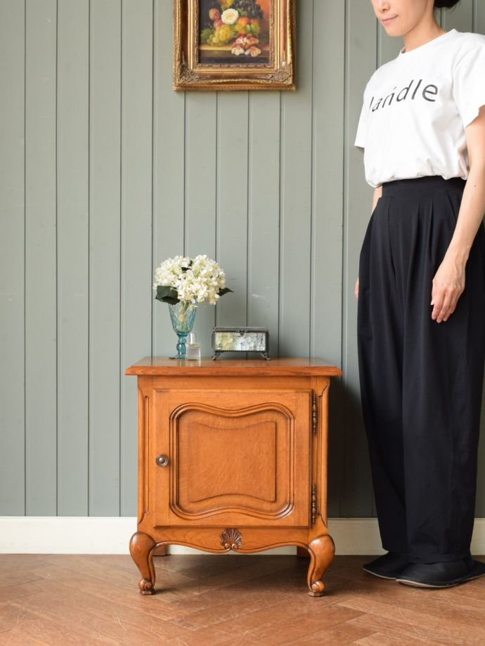 フランスの優雅なサイドキャビネット