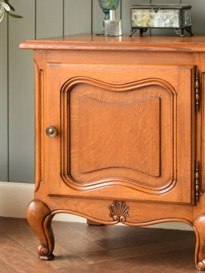 フランスのアンティークらしい美しい彫