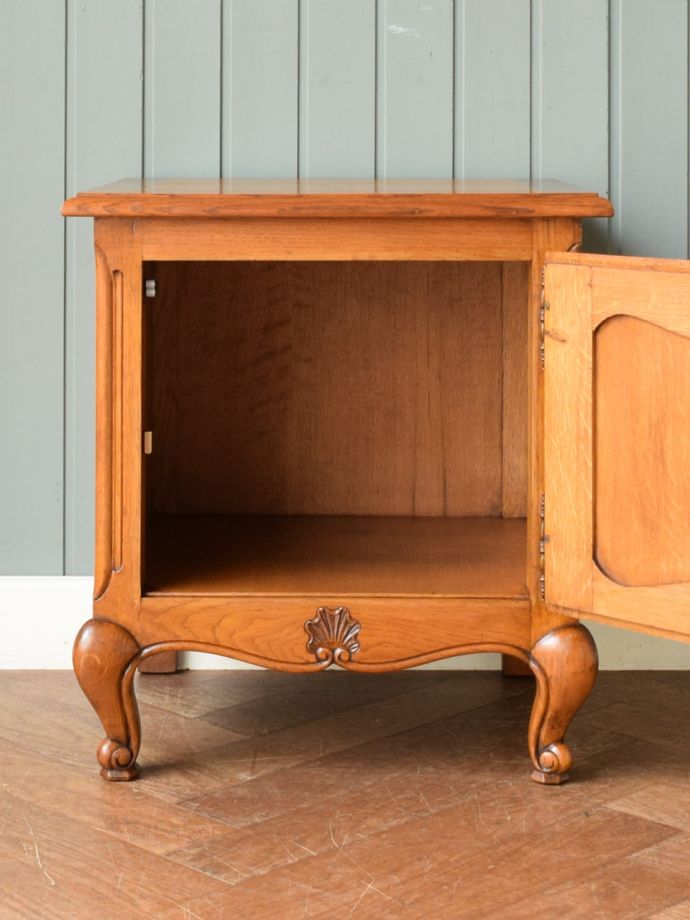 アンティークのサイドキャビネットの扉の中