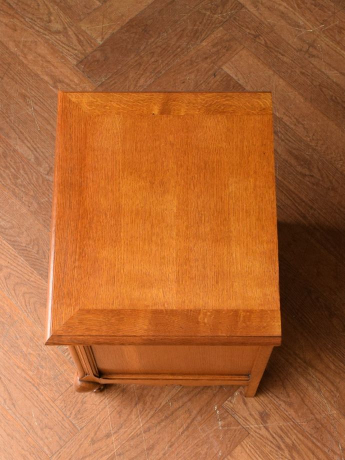 アンティークのサイドキャビネットの天板