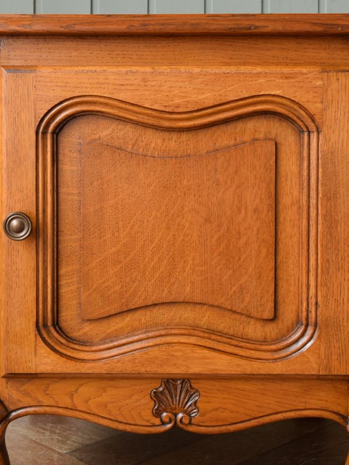 サイドキャビネットの装飾