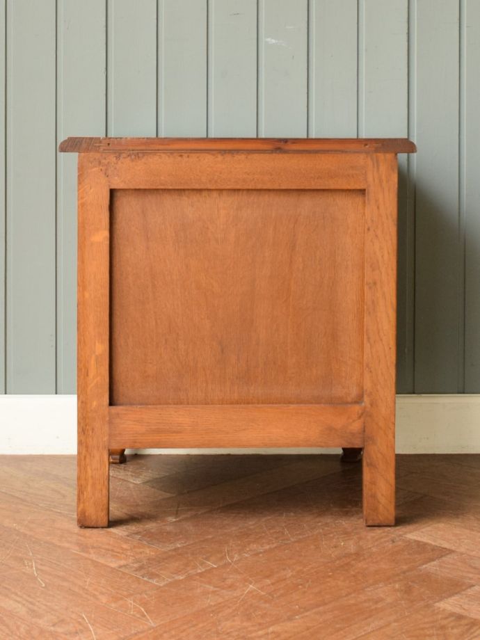 サイドキャビネットの後ろ姿