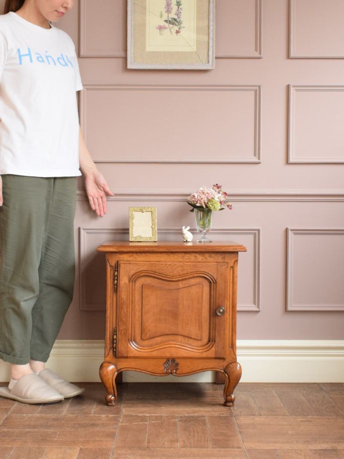 フランスの優雅なサイドキャビネット