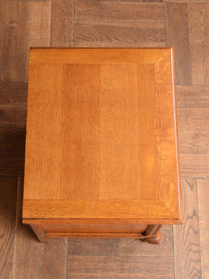 アンティークのサイドキャビネットの天板