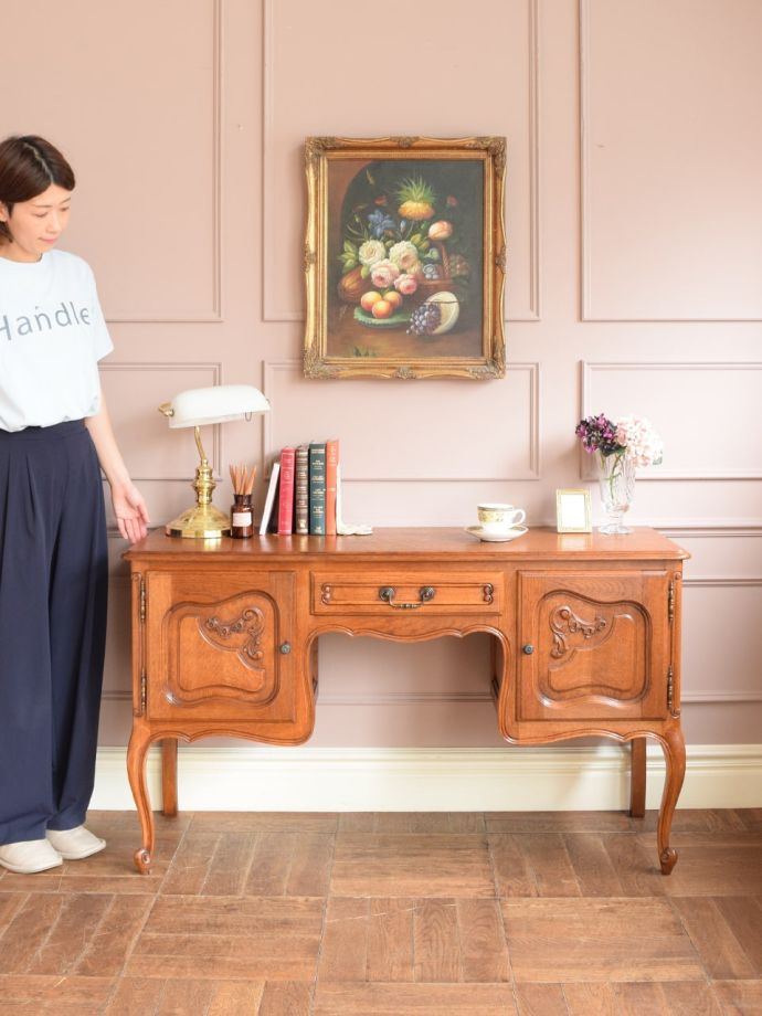 優雅な雰囲気に包まれるエレガントなデスク