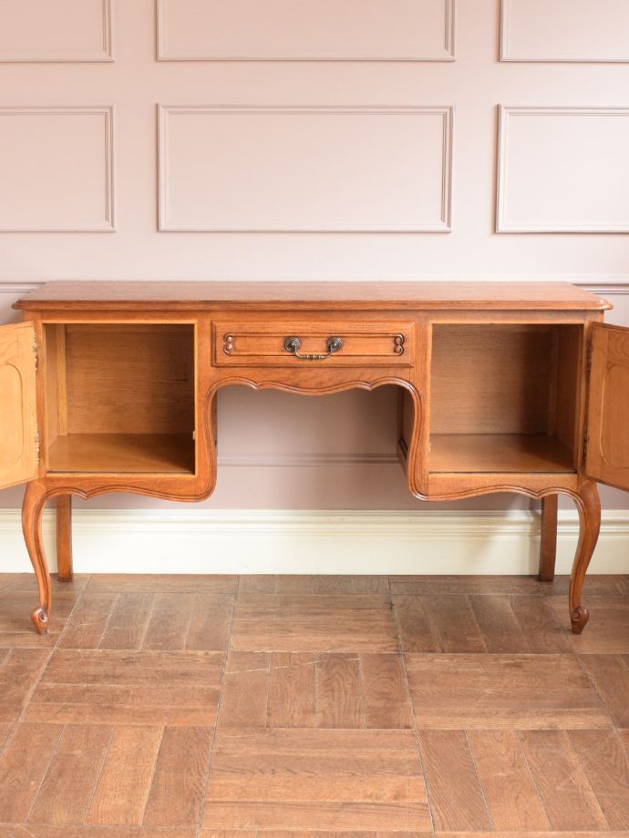 書斎デスクの扉の中