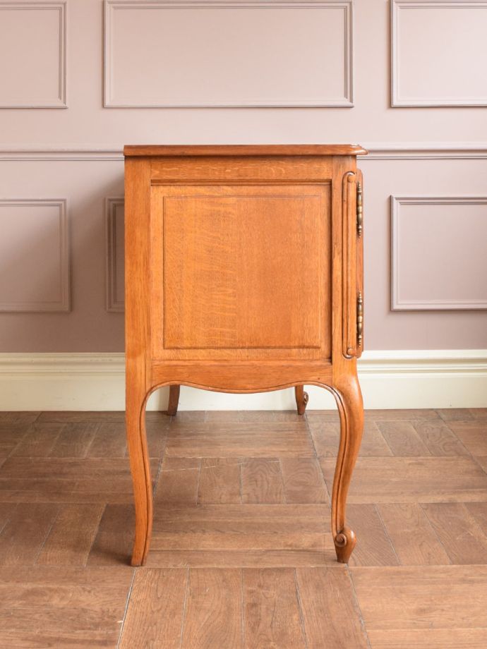 書斎デスクの側面