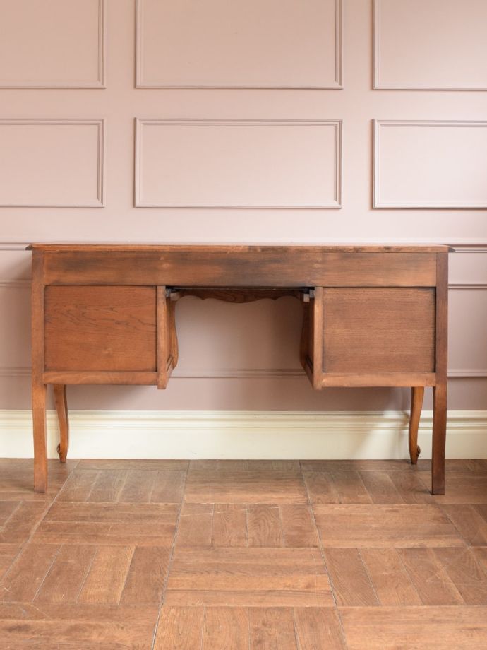 アンティークデスクの後ろ姿