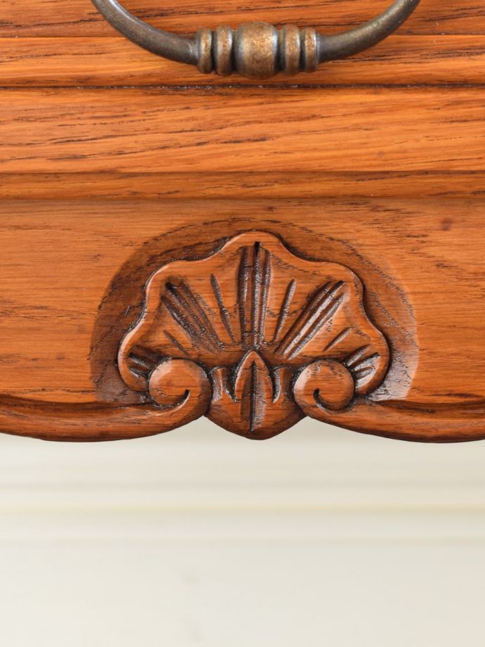 フランスらしい彫り