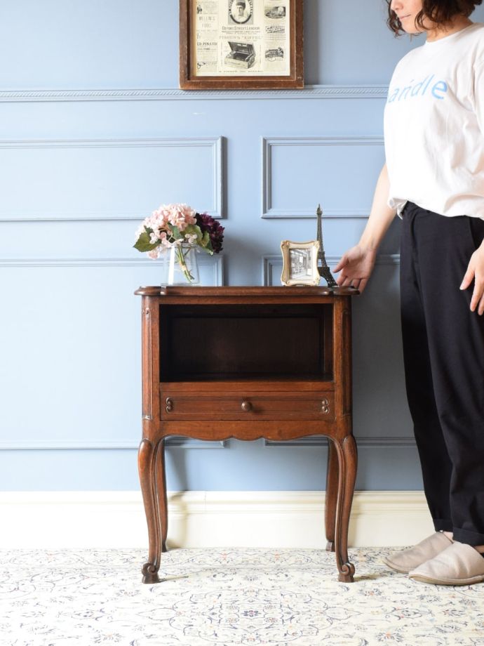 フランスの優雅なサイドキャビネット