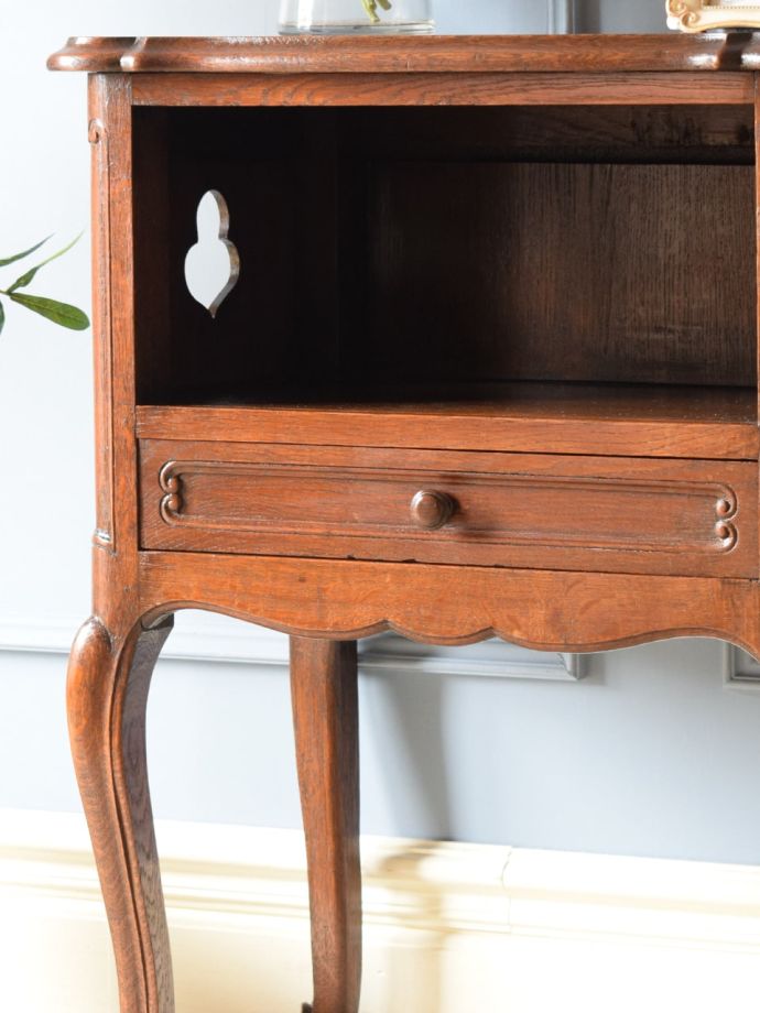 フランスのアンティークらしい美しい彫