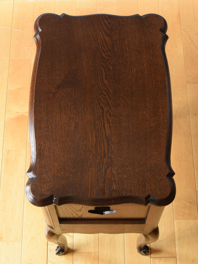 アンティークのサイドキャビネットの天板