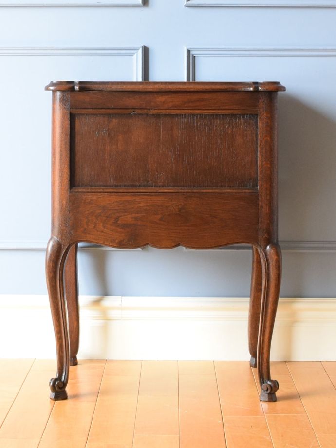 サイドキャビネットの後ろ姿