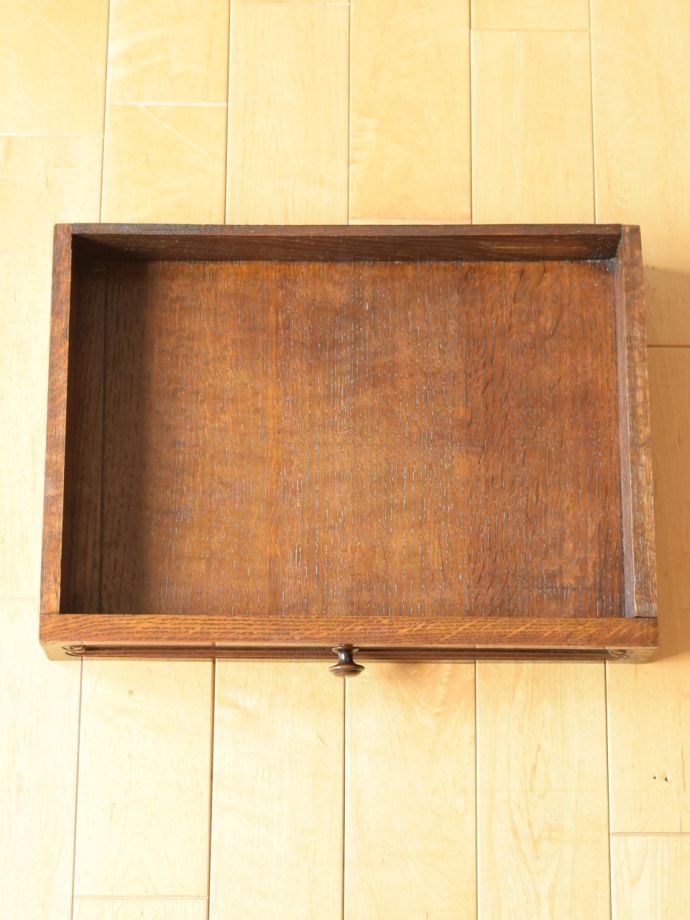 サイドチェストの引き出しの中