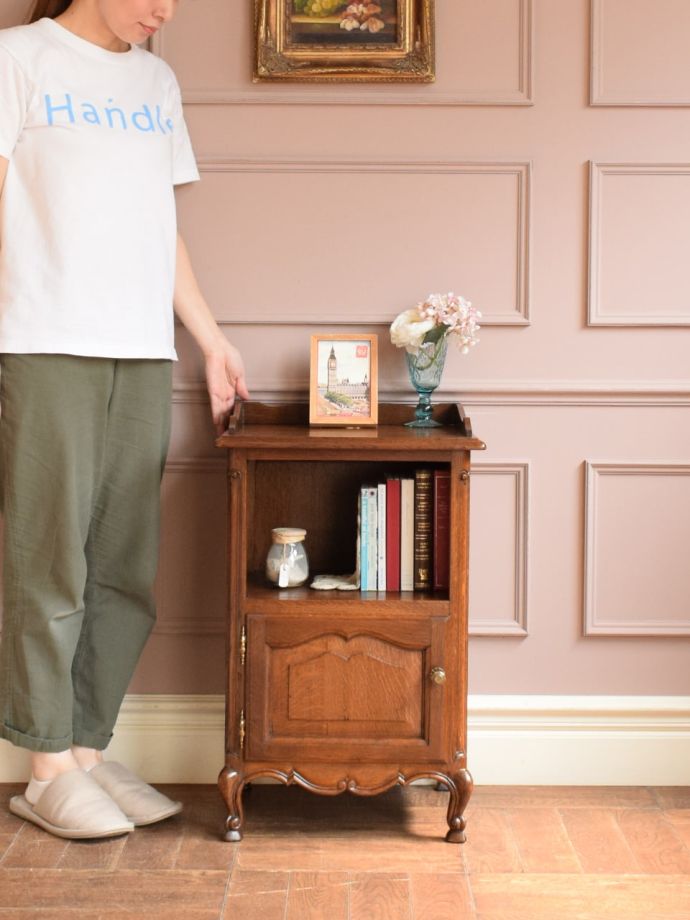 フランスの優雅なサイドキャビネット