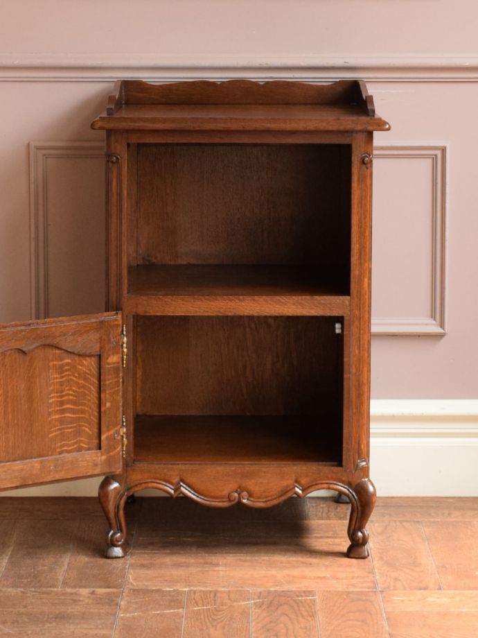 アンティークのサイドキャビネットの扉の中