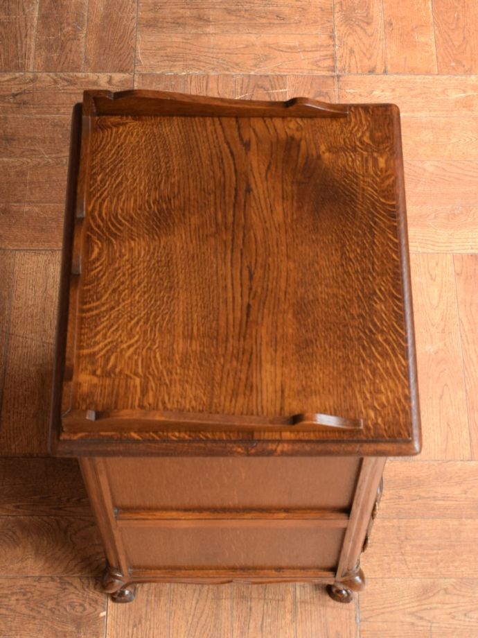 アンティークのサイドキャビネットの天板