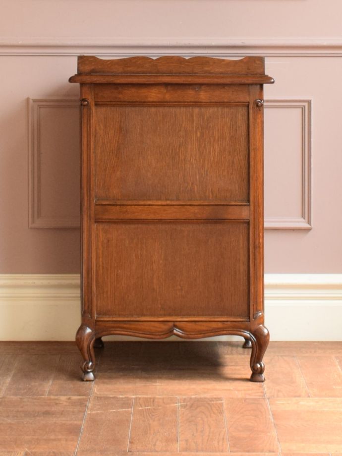 サイドキャビネットの後ろ姿